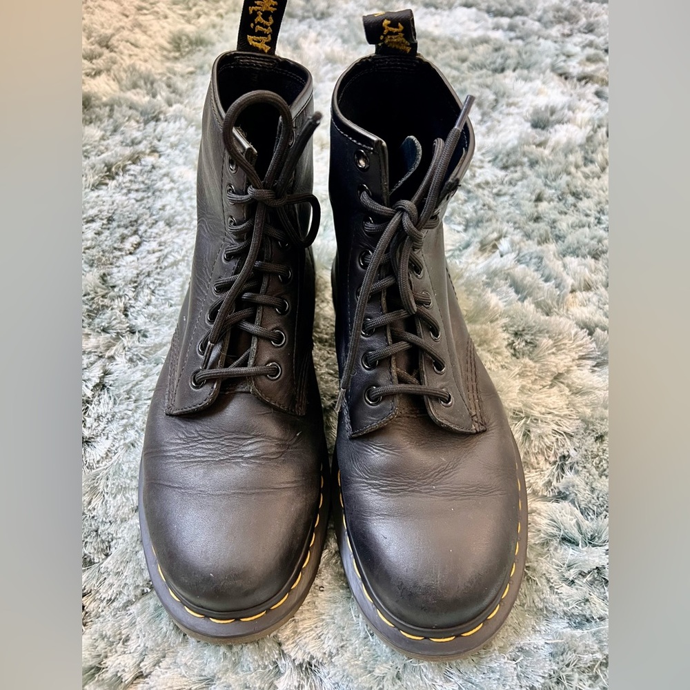 Dr. Martens Mens size 8 UK 7 Women’s 9